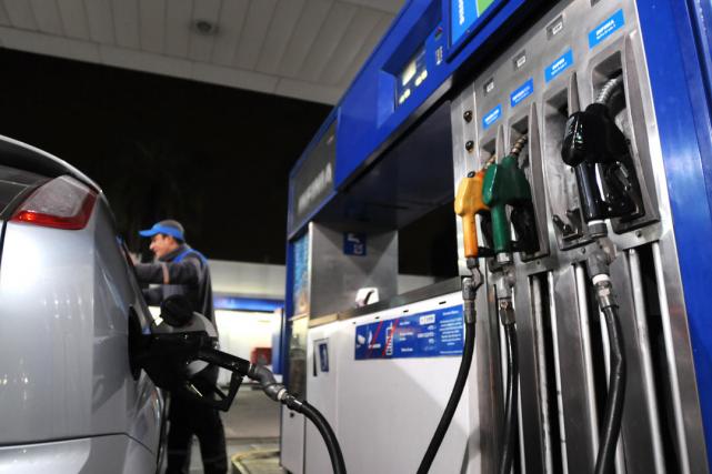 Photo of Impuestos, dólar y petróleo: ¿Cómo serán los aumentos en el combustible?