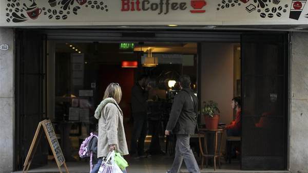 Photo of El primer café de América latina que acepta bitcoins está en Buenos Aires