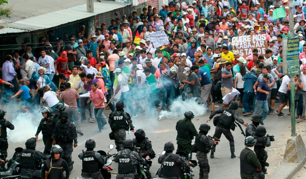 Photo of Bolivia: ¿Cuáles son los pasos a seguir luego de la renuncia de todas las autoridades y el caos desatado en las calles?