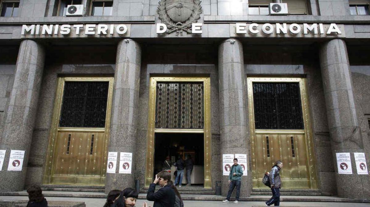 Photo of El gobierno cerró julio con un déficit de más de 160 millones de pesos